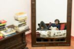 La foto mostra Francesco Trento in un momento di relax, sdraiato in camera sua mentre legge.